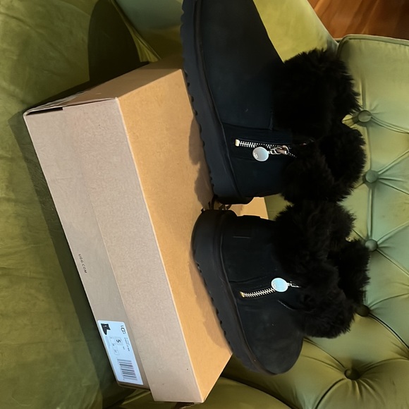 Like new Ugg’s size 5 - Picture 4 of 5